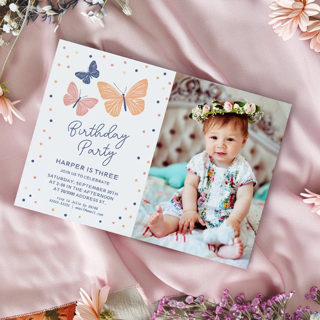 Invitation Photographie moderne neutre pour les femmes Invita (Simple birthday party invitation featuring pastel colors butterflies and elegant typography)
