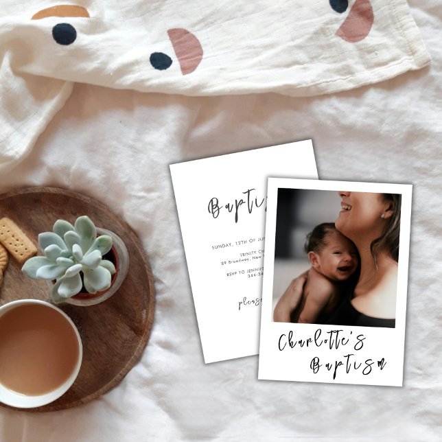 Invitation Photographie moderne noir et blanc Script bébé Bap (Modern Black & White Script Baby Photo Baptism Invitation)