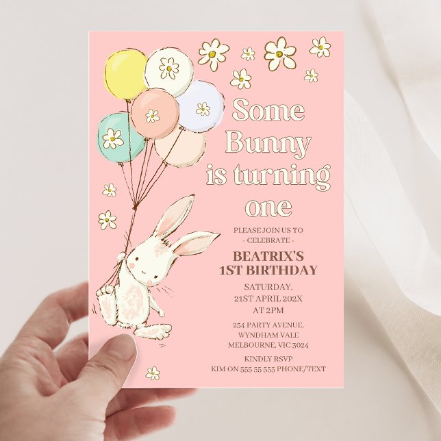 Invitation Pink Daisy Un Lapin Tourne Un 1Er Anniversaire (Modern pink some bunny is turning one 1st birthday invitation featuring some balloons and daisies.)