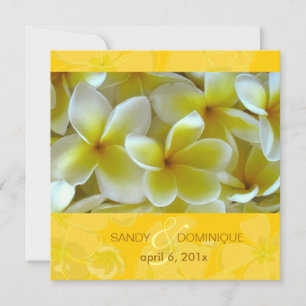 Invitation Plumerias sur arrière - plan jaune