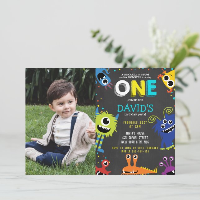 Invitation Premier anniversaire Petit Monster Chalkboard Phot (Debout devant)
