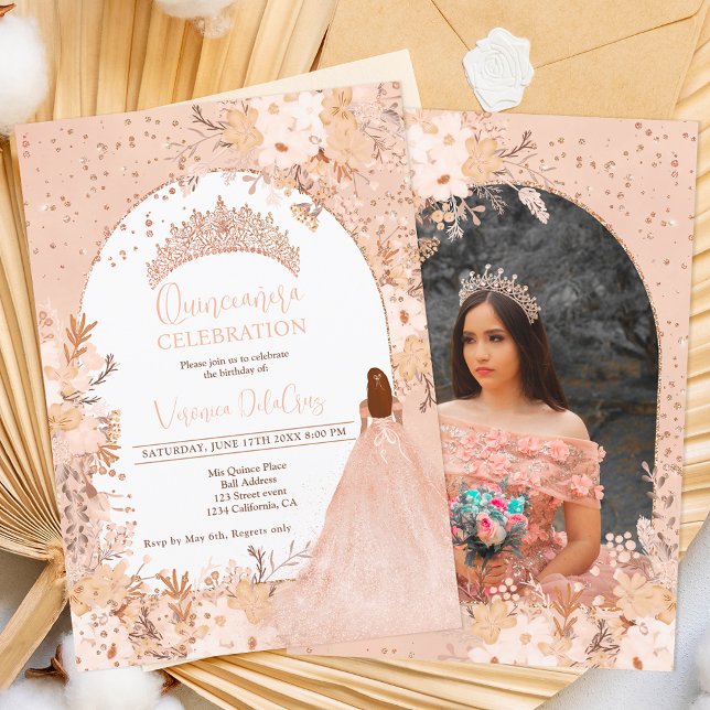 Invitation princesse quinceanera de tiara fleurie et dorée ro (Créateur téléchargé)