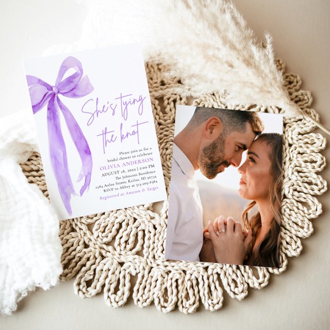 Invitation Purple Bow Elle Tying the Knot Fête des mariées (Modern Elegant Purple Bow Ribbon Coquette She's Tying the Knot Bridal Shower Invitation)