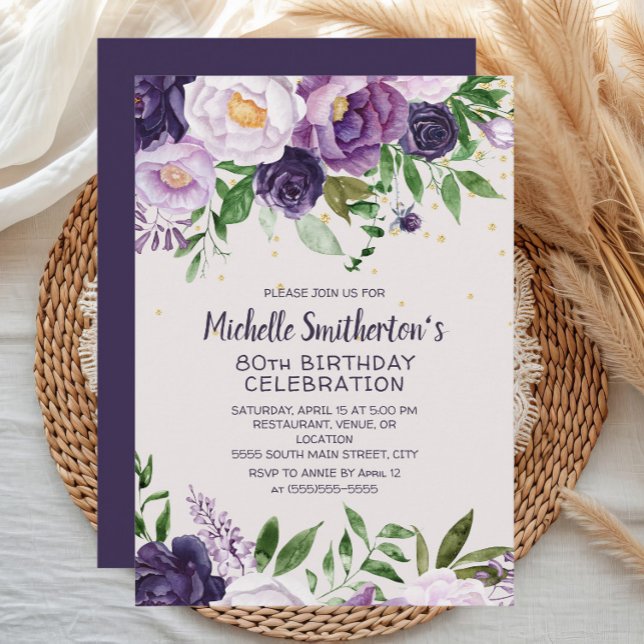 Invitation Purple Floral Parties scintillant 80e anniversaire (Elegant purple watercolor floral women's 80th birthday party invitation)