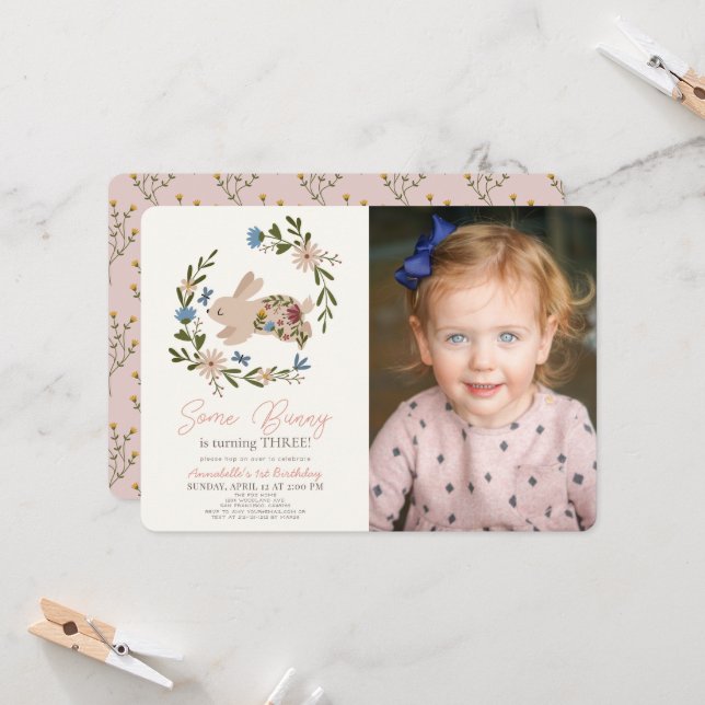 Invitation Quelques Lapin Floral Wreath Photo Anniversaire (Devant/Arrière en situation)