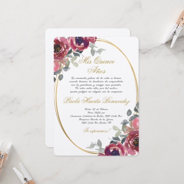 Invitation Quinceanera espagnole florale bordeaux (Devant/Arrière en situation)