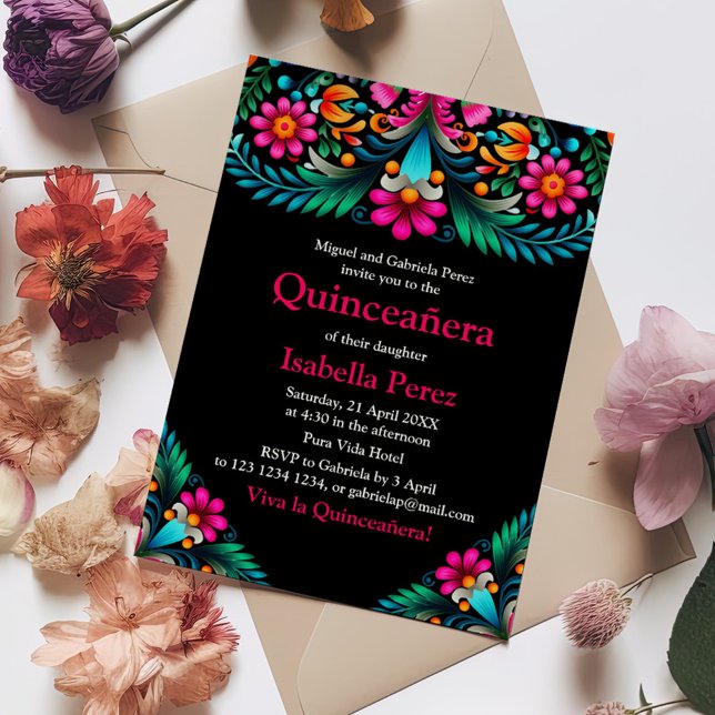 Invitation Quinceanera Florale Vibrante Noire Fiesta Mexicain (Black Vibrant Floral Quinceanera Mexican Fiesta Invitation on a table with colorful flowers.)