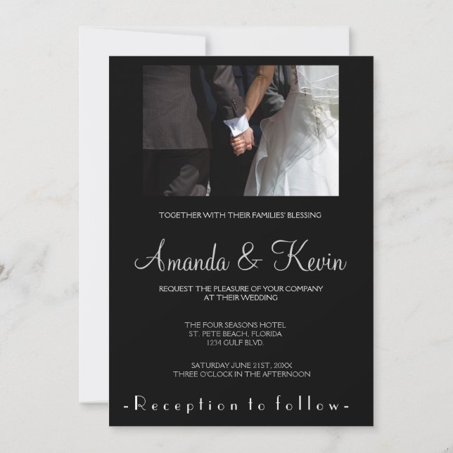 Invitation Romantique et élégant mariage couple tenant les ma (Dos)