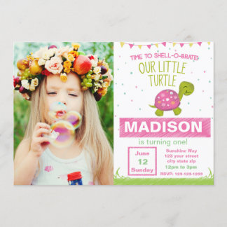 Invitation rose d'anniversaire de tortue avec la