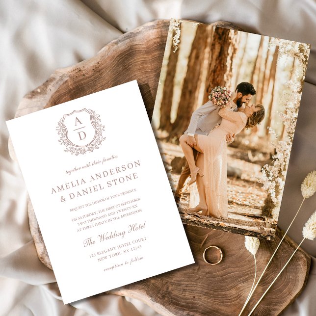 Invitation Rose Dusty Élégant Floral Crest Monogram Mariage (Créateur téléchargé)