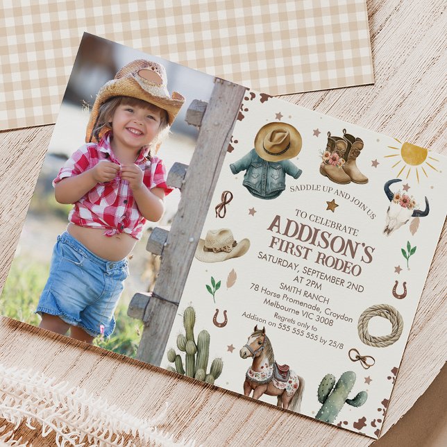 Invitation Russe photo premier Rodeo Wild West 1er anniversai (Cute girls first rodeo 1st birthday invitation featuring a horse, cowgirl boots and more.)