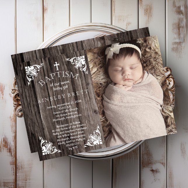 Invitation Rustic Country Wood Baby Girl Photo Baptême (Rustic Country Wood Look Baby Girl Photo Baptism Invitation)