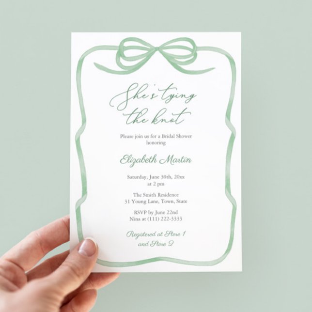 Invitation Sage Green Bow Elle Attache La Fête des mariées Du (Sage green tying the knot bridal shower invitation with watercolor bow and green white stripe backer)