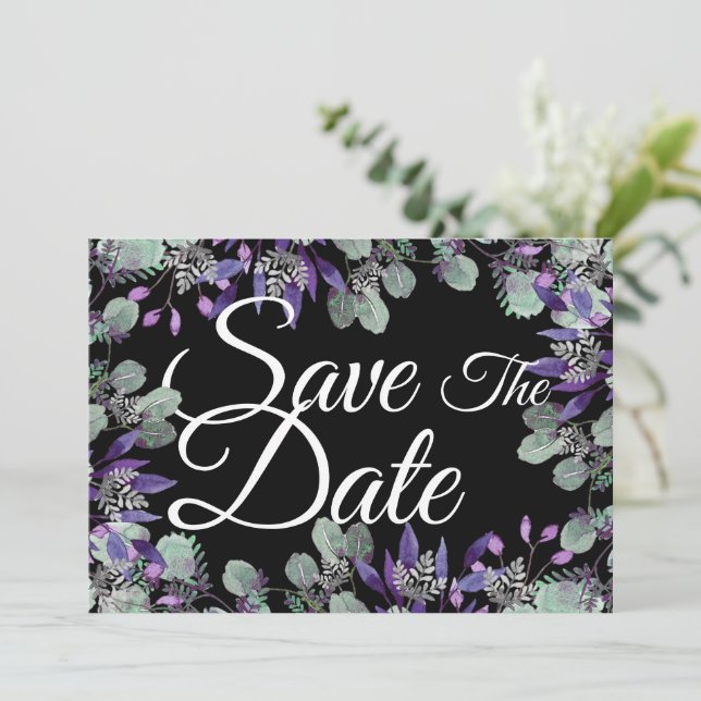 Invitation Sauver la date florale fleur violette lettre blanc (Debout devant)