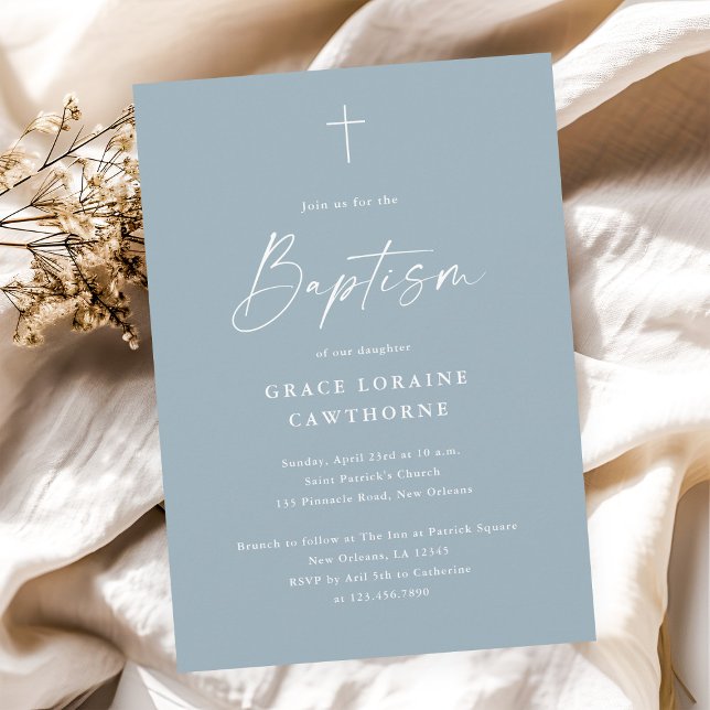Invitation Script élégant moderne Dusty Blue Boys Baptême (Modern elegant script dusty blue boys baptism invitation.)