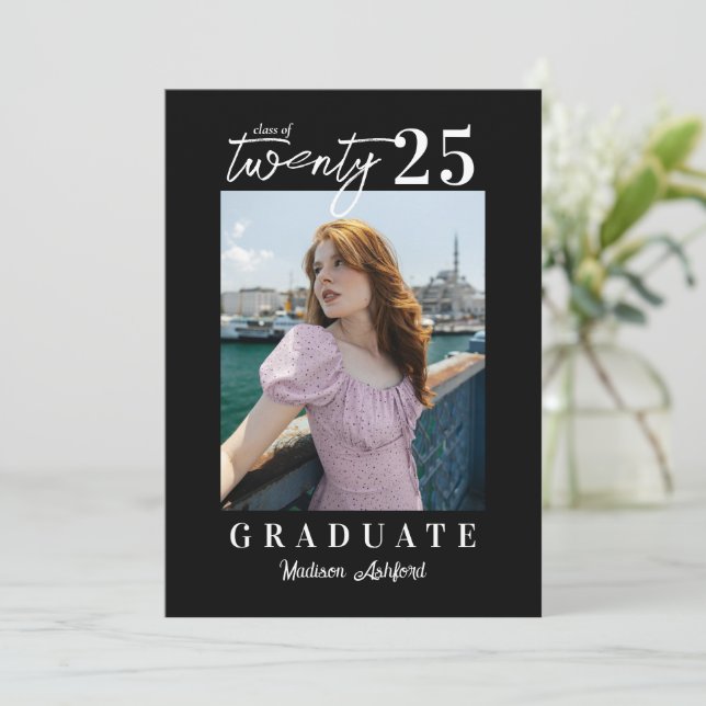 Invitation Script moderne Black Photo Graduation Party (Debout devant)