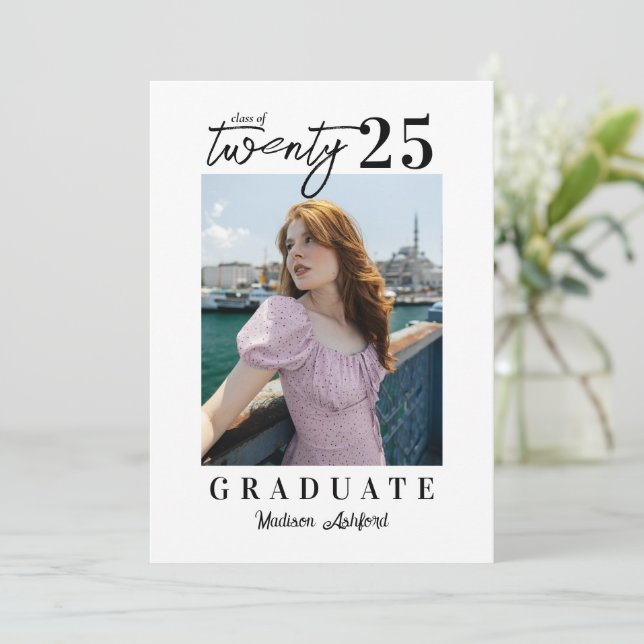 Invitation Script moderne Blanc Black Photo Party Graduation (Debout devant)
