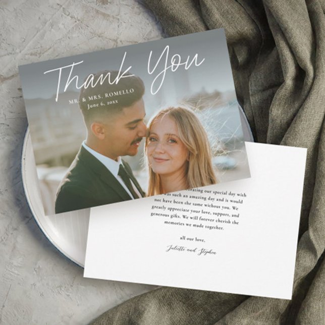 Invitation Script moderne Mariage photo simple Merci (Modern script photo wedding thank you card with full bleed photo typography overlay.)