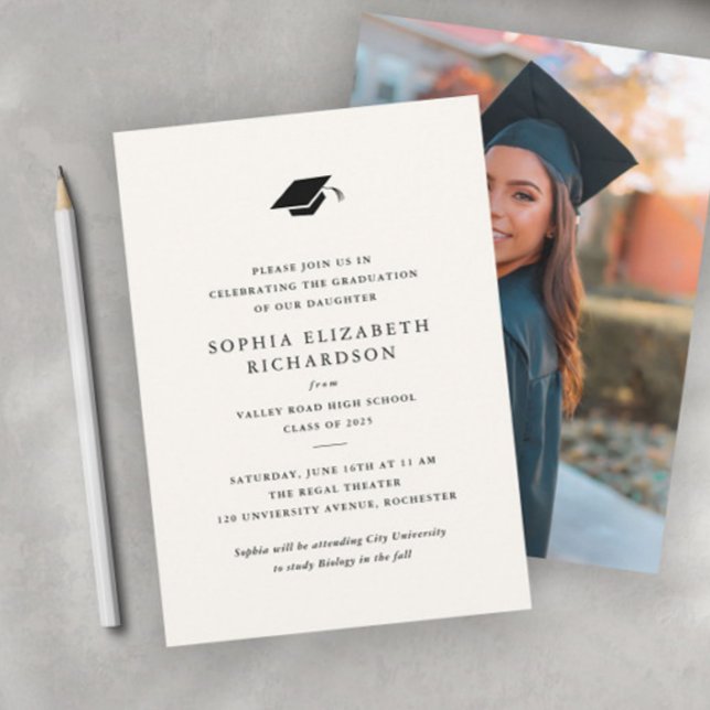 Invitation Simple classique noir et blanc photo graduation (Simple Classic Photo Graduation Invitation.)