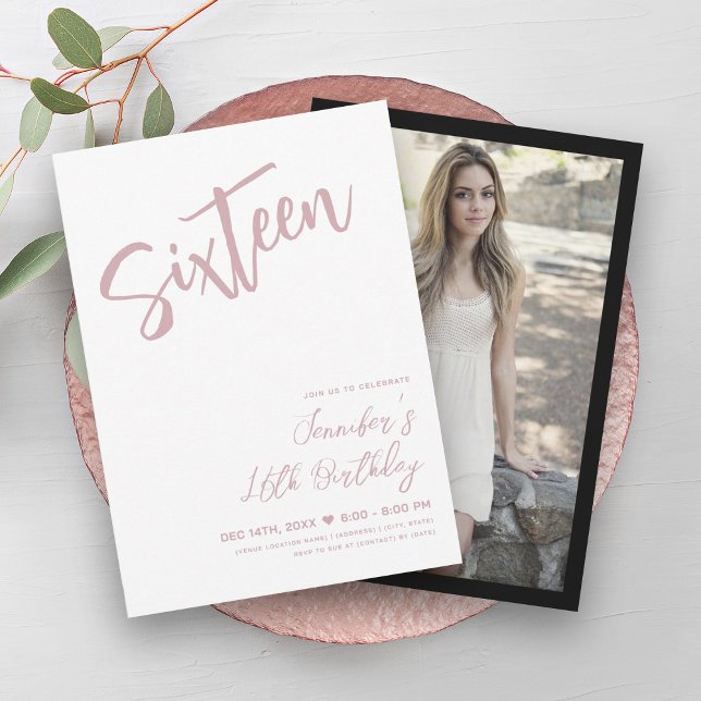 Invitation Simple élégante blanc blanc brillant doux 16 Scrip (Simple Elegant White Blush Sweet 16 Script Invitation)