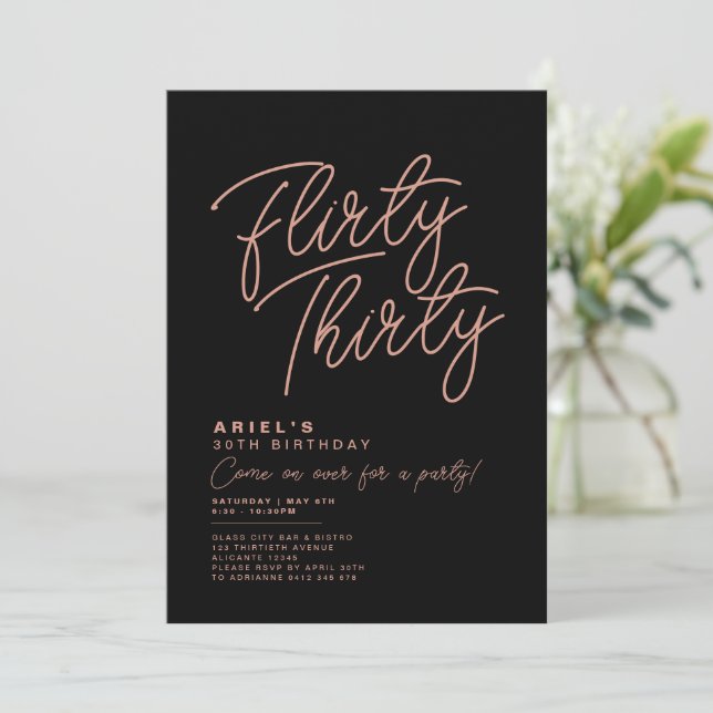 Invitation simple et moderne pour un trente ans fl (Debout devant)