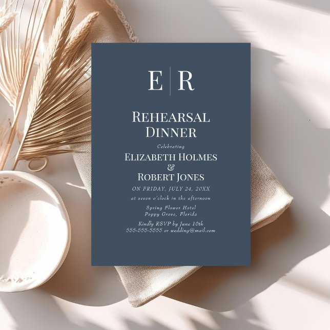 Invitation Simple Monogramme Bleu Ardoise pour Dîner de Répét (Simple Slate Blue Monogram Rehearsal Dinner Invitation on neutral boho wedding table.)
