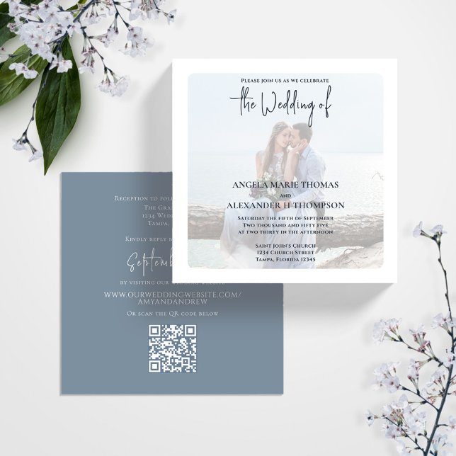 Invitation Simple QR Code photo Elegant RSVP en ligne gris (Elegant photo Dusty blue wedding invitation with a scannable QR code.)