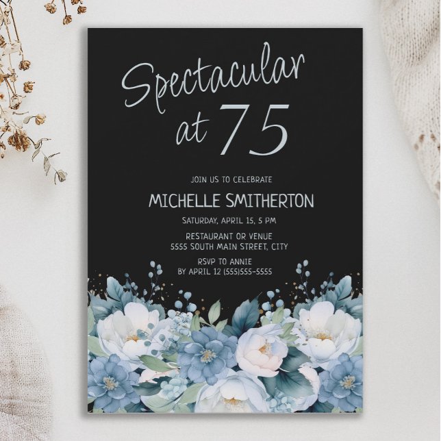 Invitation Spectaculaire 75 Dusty bleu blanc floral noir (Dusty blue and white floral on black "Spectacular at 75" women's birthday party invitation)