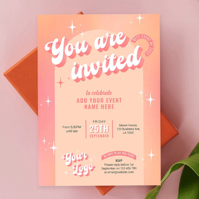 Invitation Super Retro Peach Pink Modern Logo Événement d'aff (Trendy business invitation design with groovy fonts, peach and pink feminine colors and sparkles)
