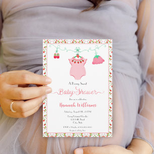 Invitation Tenue de bébé fraise avec motif Baby Shower