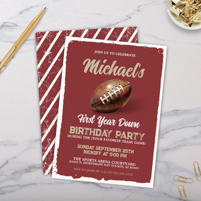 Invitation Thème de football rouge vintage 1er anniversaire (Unique red burgundy maroon football theme party invitations for 1st birthday or any watch party)