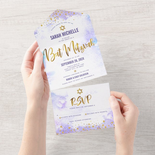 Invitation Tout En Un Bat mitzvah violet aquarelle or script moderne (Déchirure)