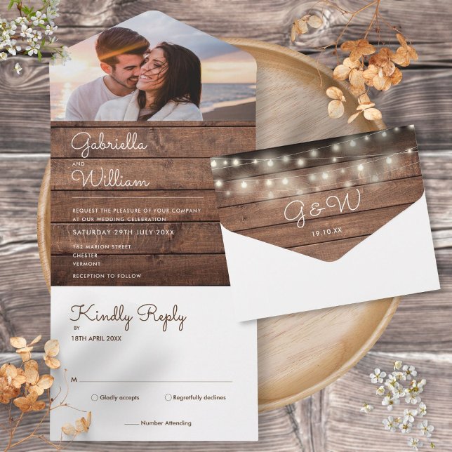 Invitation Tout En Un Bois rustique Lumières Monogramme Mariage photo (Rustic Wood String Lights Monogram Photo Wedding All In One Invitation)