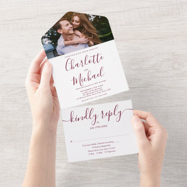 Invitation Tout En Un Burgundy Script Chic Monogramme Mariage photo (Déchirure)