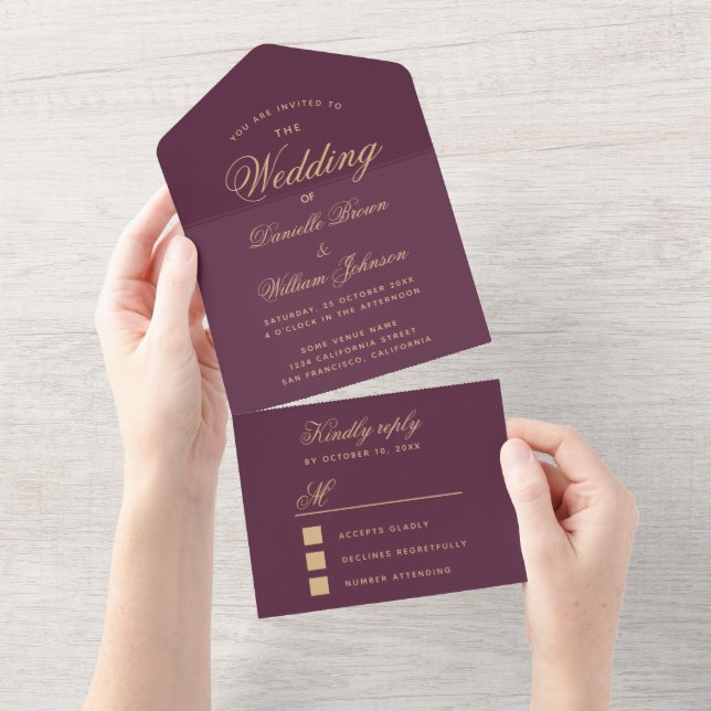 Invitation Tout En Un Couleur vin mariage Golden Elegant Script RSVP (Déchirure)