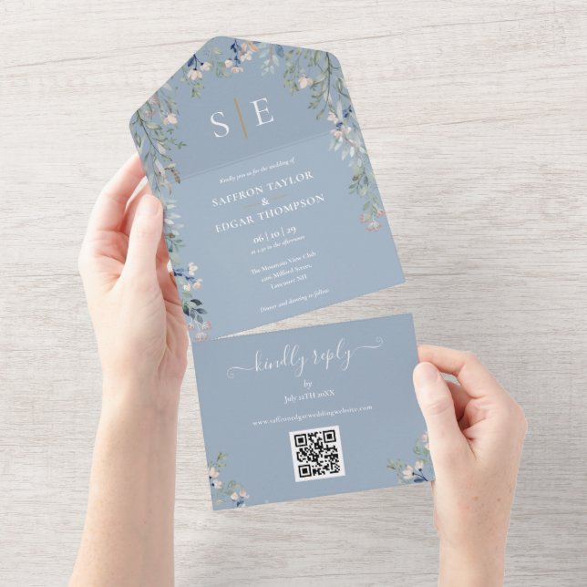 Invitation Tout En Un Dusty Blue Floral Monogramme QR Code Mariage (Déchirure)
