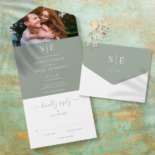 Invitation Tout En Un Élégant Sage Green Monogram Mariage photo