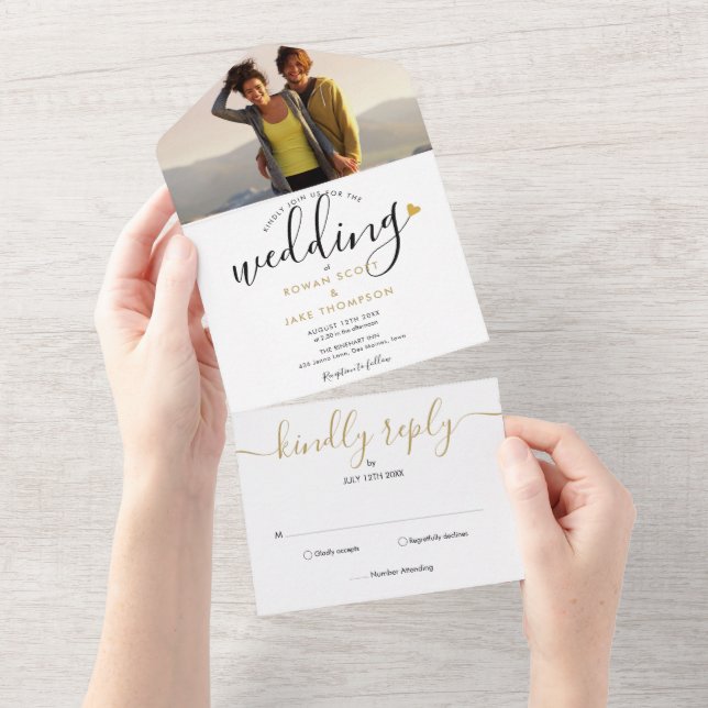 Invitation Tout En Un Élégant Script Monogram Gold Heart Photo Mariage (Déchirure)
