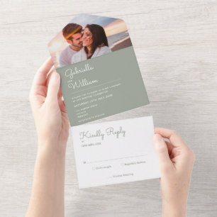 Invitation Tout En Un Élégant Script Sage Green Monogramme Mariage photo