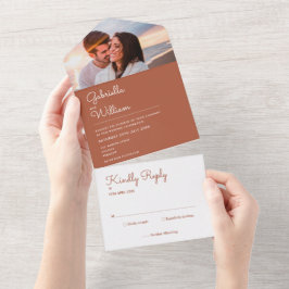 Invitation Tout En Un Élégant Script Terracotta Monogramme Mariage photo