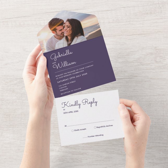 Invitation Tout En Un Élégant Script violet Monogramme Mariage photo (Déchirure)