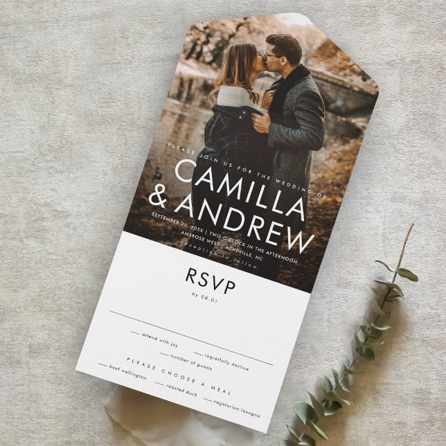 Invitation Tout En Un Mariage RSVP élégant et moderne (A simple modern photo wedding invitation with typographic overlay and tear-off rsvp card.)