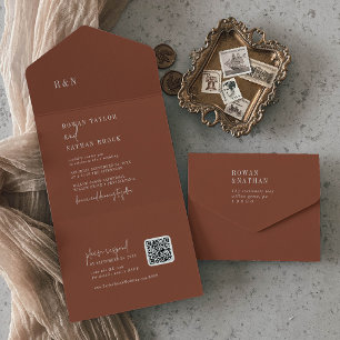 Invitation Tout En Un Moderne Chic en terre cuite rouille QR Monogramme 