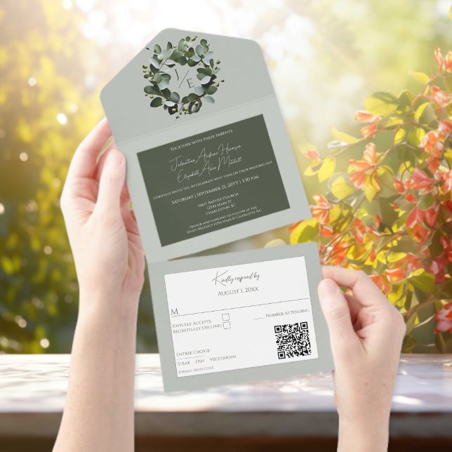 Invitation Tout En Un Monogramme moderne Eucalyptus Wreath Sage Vert (Sage Green Modern Monogram Eucalyptus Wreath All in One Wedding Invitation)
