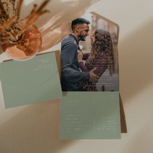 Invitation Tout En Un Script Whimsical Sage Green Photo Sceau et envoi