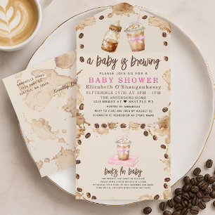 Invitation Tout En Un Un bébé prépare un café Fête prénatale pour bébé f