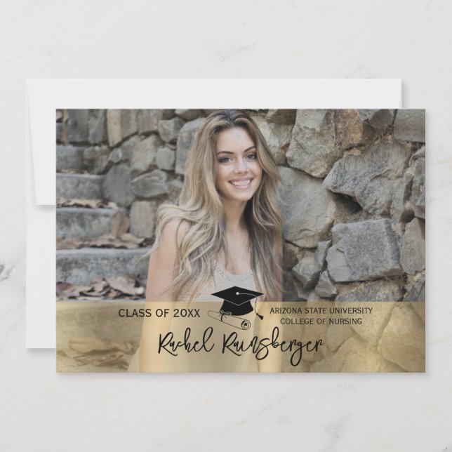 Invitation Trendy Script Overlay Trois Diplôme Photo (Devant)