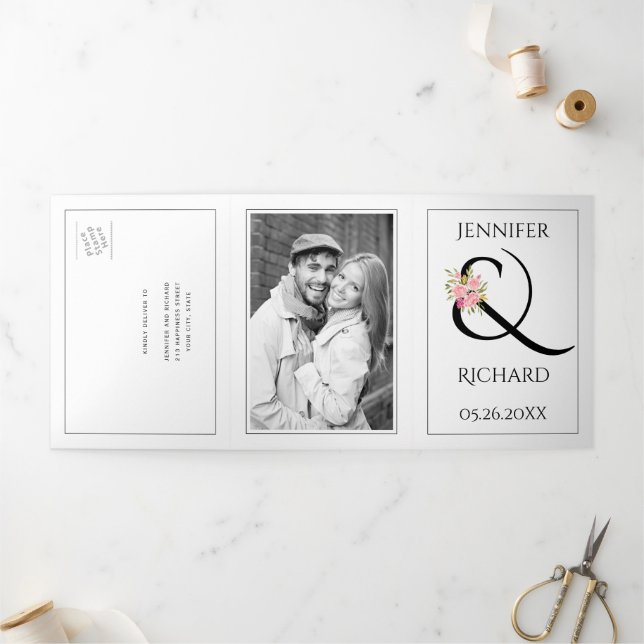 Invitation Trois Volets Ampersand noir blanc avec mariage rose roses (Extérieur)