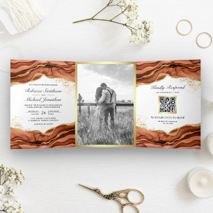 Invitation Trois Volets Code QR Résumé en Encre Dorée Terracotta Mariage