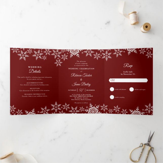 Invitation Trois Volets Élégant Snowflakes Rouge Noël Mariage d'hiver (Intérieur)